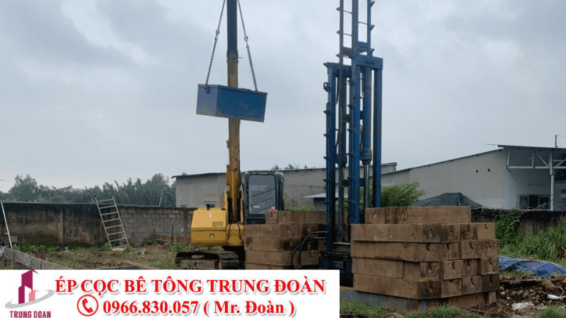 ép cọc bê tông máy tải